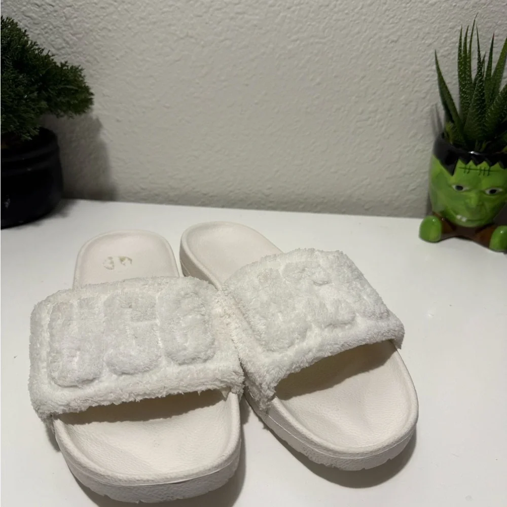 UGG Cream Slippers - Picture 3 of 7